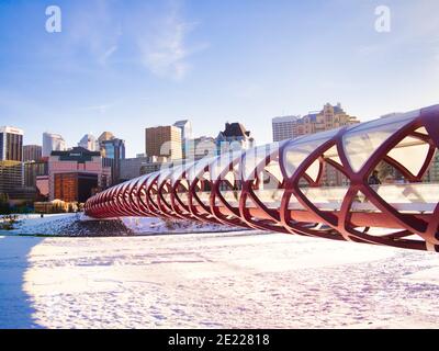 Calgary, Alberta, Kanada - 5. Januar 2013 Side of Peace Bridge over the Bow River in Calgary Entworfen vom spanischen Architekten Santiago Calatrava während Stockfoto