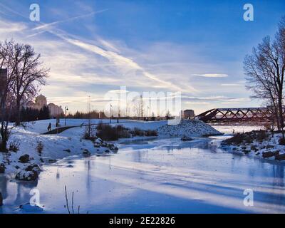 Calgary, Alberta, Kanada - 5. Januar 2013 Schneelandschaft der Peace Bridge über einem gefrorenen Bow River während eines Winternachmittages Stockfoto