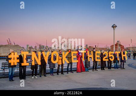 USA. Januar 2021. Eine Gruppe von Aktivisten mit Briefen Schreibweise #InvokeThen25. In Red Hook, Brooklyn. Zur Unterstützung der Aufrufe, Trump durch Amtsenthebung oder unter Berufung auf die 25. Novelle von der Macht zu nehmen, zeigten Aktivisten am 9. Januar 2021 Kunstwerke in New York City. (Foto von Erik McGregor/Sipa USA) Quelle: SIPA USA/Alamy Live News Stockfoto