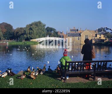 Mutter und Kind füttern die Vögel an der Chinesischen Brücke, Godmanchester, Huntingdonshire, Cambridgeshire, England, Großbritannien Stockfoto