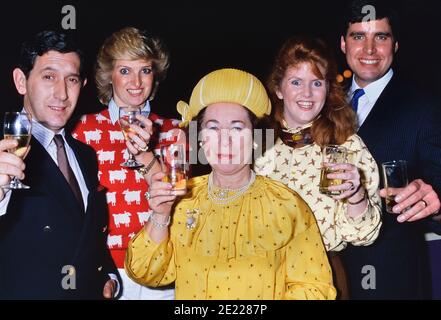 Eine Gruppe britischer „Royal Family Look-a-likes“ hebt ihre Brille vor die Kamera. Ca. 1980 Stockfoto