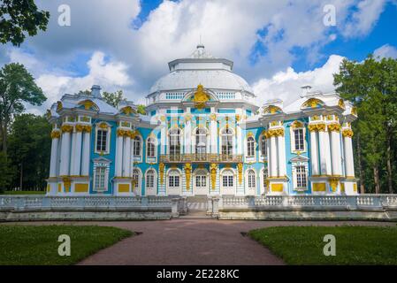 SANKT PETERSBURG, RUSSLAND - 10. JULI 2015: Palast-Pavillon 'Hermitage' im Katharinapark an einem Julinachmittag Stockfoto