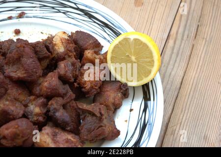 Gegrilltes Schweinefleisch mit pommes frites und Salat auf einem hölzernen Tabelle Stockfoto