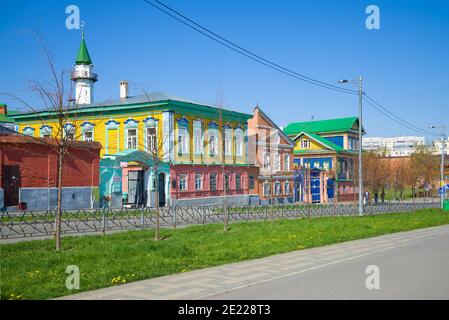 KASAN, RUSSLAND - 02. MAI 2016: Sonniger Maitag in der alten tatarischen Siedlung. Mardzhani Straße Stockfoto