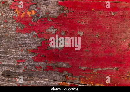 Alte Holzoberfläche mit roter abblätternder Farbe, grunge Hintergrund oder Textur Stockfoto