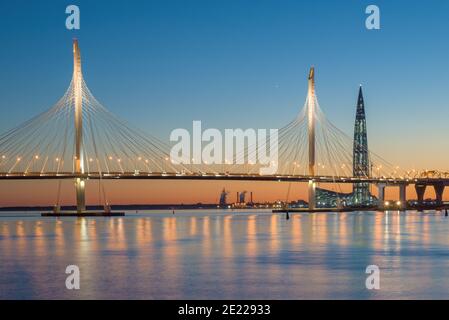 SANKT PETERSBURG, RUSSLAND - 29. MAI 2018: Seilbrücke über die Petrovsky Fairway und das Hochhaus "Lakhta Center" in der Maidämmerung Stockfoto