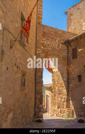 Ein Tor in den historischen Mauern des mittelalterlichen Städtchens Montepulciano aus dem 14. Jahrhundert in der Provinz Siena, Toskana, Italien Stockfoto