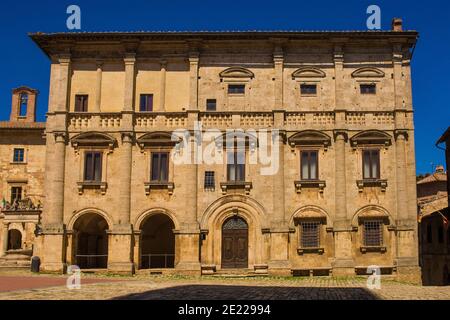 Der historische Palazzo Nobili-Tarugi Palast auf der Piazza Grande in der mittelalterlichen Stadt Montepulciano in der Provinz Siena, Toskana, Italien Stockfoto