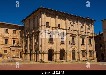 Palazzo Nobili-Tarugi Palast auf der Piazza Grande im mittelalterlichen Montepulciano, Provinz Siena, Toskana, Italien. Brunnen der Griffons & Lions auf der linken Seite Stockfoto