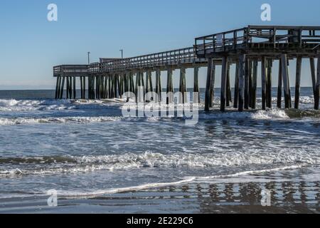 Wellen stürzen um den Fishing Pier in Avalon, New Jersey Stockfoto