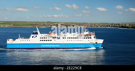 Northlink Fähre mv Hamnavoe in Thurso Bay, von Scrabster aus gesehen. Stockfoto