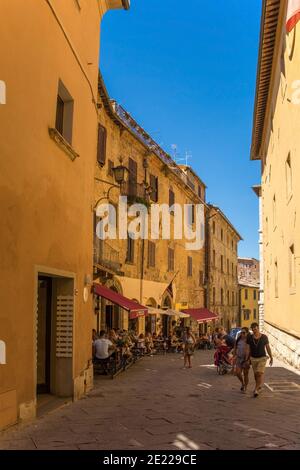 Montepulciano, Italien - 6. September 2020.Touristen und Einheimische genießen Essen im Freien in Montepulciano, Provinz Siena, Toskana, während der Covid-19 Pandemie Stockfoto