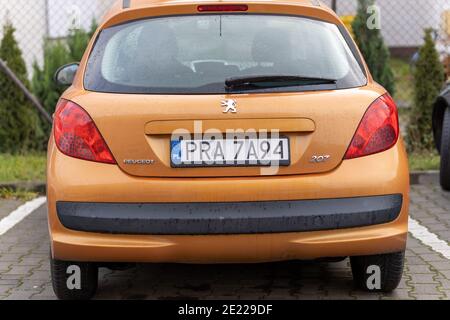 POZNAN, POLEN - 25. Dez 2020: Orangefarbenes Peugeot-Auto auf einem Parkplatz geparkt Stockfoto