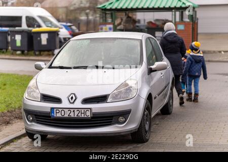 POZNAN, POLEN - 25. Dezember 2020: Renault Auto auf einem Bürgersteig mit Menschen zu Fuß in der Stadt geparkt Stockfoto