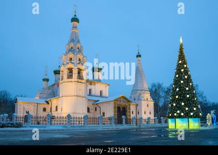 JAROSLAWL, RUSSLAND - 05. JANUAR 2021: Kirche des Propheten Elia im Januar Dämmerung. Goldener Ring von Russland Stockfoto