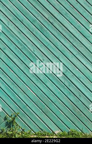 Türkisfarbene Holzbohlenwand Stockfoto
