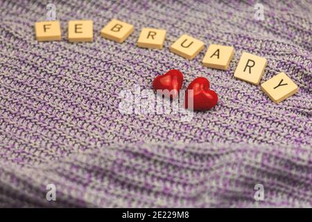 Valentinstag februar Wort Inschrift Hintergrund mit zwei roten Herzen. Hochwertige Fotos Stockfoto