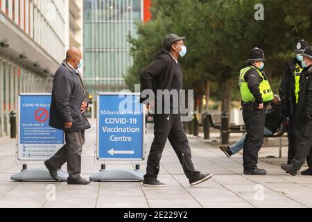 Birmingham, West Midlands, Großbritannien. Januar 2021. Birmingham Covid Impfzentrum am Millennium Point im Stadtzentrum startet an seinem ersten Tag der Operation. Kredit: Peter Lopeman/Alamy Live Nachrichten Stockfoto