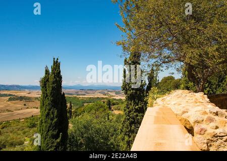 Die Spätsommerlandschaft rund um Pienza im Val d'Orcia, Provinz Siena, Toskana, Italien. Von der Stadtmauer aus gesehen Stockfoto