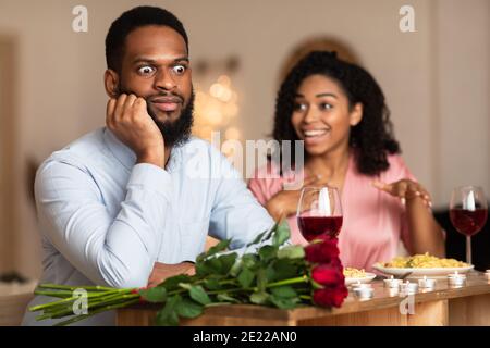 Schwarzes Paar Auf Erfolglosen Blind Date Im Restaurant Stockfoto