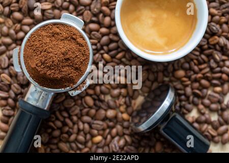 Frisch gemahlener Espresso in einem Portafilter, fertig zum Zubereiten eines heißen Espressos Stockfoto