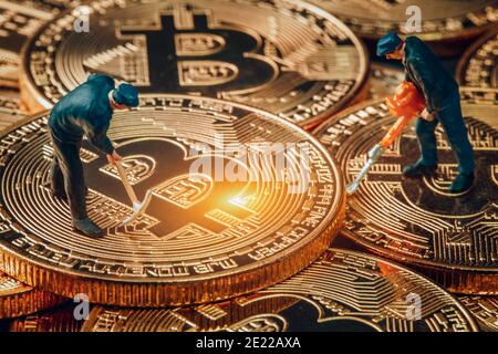 Macro Miner Figuren arbeiten an Gruppe von Bitcoins. Virtuelle Kryptowährung Mining-Konzept Stockfoto