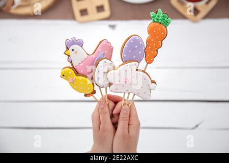 Nahaufnahme von hellen OsterLebkuchen auf Stöcken. Das Konzept der Einrichtung für die Osterferien. Stockfoto