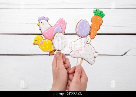 Nahaufnahme von hellen OsterLebkuchen auf Stöcken. Das Konzept der Einrichtung für die Osterferien. Stockfoto