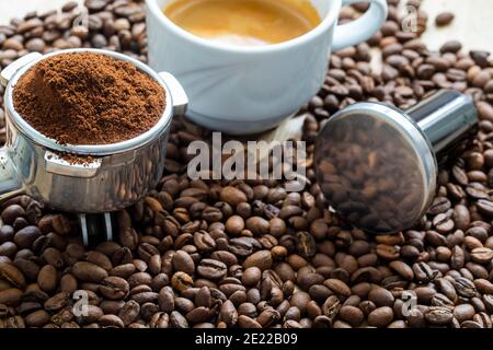 Frisch gemahlener Espresso in einem Portafilter, fertig zum Zubereiten eines heißen Espressos Stockfoto