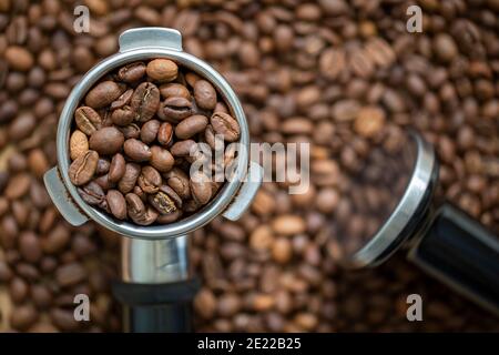 Kaffeebohnen in einem Portafilter, bereit, zu einem heißen Espresso zuzubereiten Stockfoto