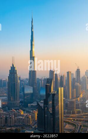 Dubai Downtown Cityscape hih-Blick bei Sonnenuntergang. Vereinigte Arabische Emirate Moderne Architektur und Reisen abstrakt Stockfoto