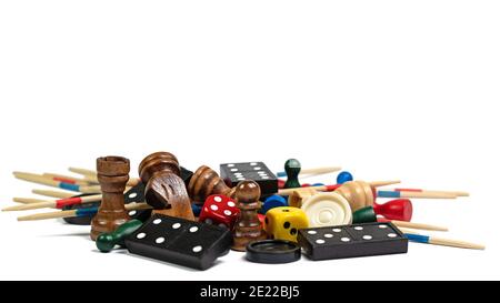 Verschiedene Spielfiguren für Brettspiele vor weißem Hintergrund Stockfoto