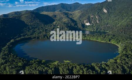 Luftaufnahme der beiden Monticchio-Seen bei Monte Vulture in Basilicata (Italien) Stockfoto