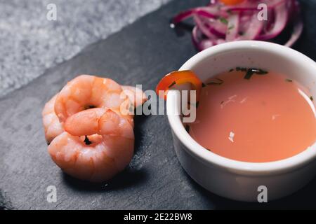 Peruanische Ceviche serviert in einer Signature-Küche. Nahaufnahme von Garnelen und Tigermilch in einer Schüssel. Stockfoto