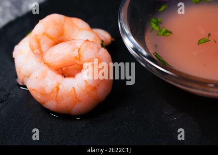 Peruanische Ceviche serviert in einer Signature-Küche. Nahaufnahme von Garnelen und Tigermilch in einer Schüssel. Stockfoto