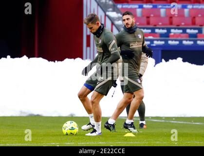 Madrid, Spanien. Januar 2021. Atletico de Madrid Trainingseinheit im Wanda Metropolitano Stadion ohne Schnee vor dem La Liga Spiel gegen Athletic Club Bilbao. Madrid 11. Januar 2021 Entrenamiento del Atlético de Madrid en el estadio Wanda Metropolitano ya limpio de nieve antes del partido de Liga contra el Athletic Club de Bilbao. Madrid 11 de enero de 2021 Spieler: Koke and Llorente POOL/ Atletico de Madrid/Cordon Presse nur für redaktionelle Verwendung Kredit: CORDON PRESS/Alamy Live News Stockfoto