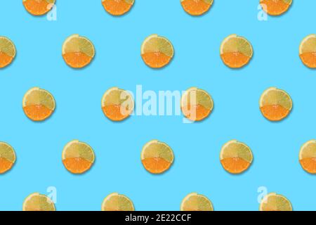 Muster aus Zitronen-, Orangen- und Limettenscheiben auf blauem Hintergrund. Minimal trendy Sommer oder Frühling Konzept. Stockfoto