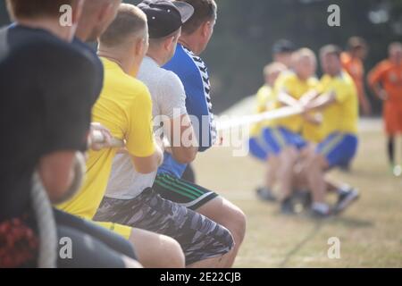 Männer ziehen das Seil in zerren Krieg Stockfoto