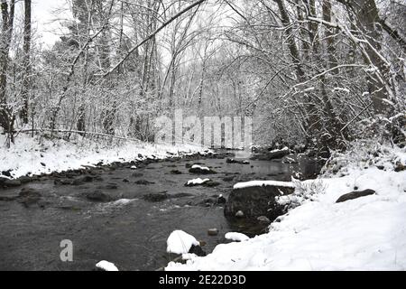 Blick auf den Fluss Cidacos in Munilla, La Rioja, nach starkem Schneefall. Schneesturm genannt Filomena in Spanien. Stockfoto