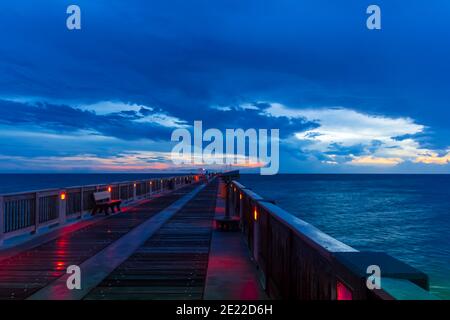 Ein Pier am Golf von Mexiko Küste von Florida's panhandle vor der Ankunft des Hurrikans Zeta Stockfoto