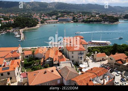 Blick über die Terrakotta-Ziegeldächer der Oberstadt in der Stadt Rab, Insel Rab Kroatien. Stockfoto