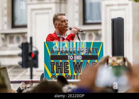 Chris Packham hält eine Rede auf dem Peoples Walk for Wildlife London, Großbritannien. September 2018 Stockfoto