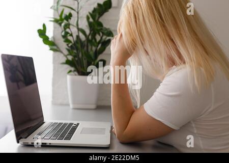 Geschäftsfrau in schlechter Stimmung gescheitert und hat Problem, während der Arbeit mit dem Laptop im Café. Kopfschmerzen haben. Stockfoto