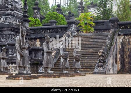 Ehrengarde Formation auf dem Vorplatz Khai Dinh Königliches Grab in Hue, Vietnam. Nguyen-Dynastie Stockfoto