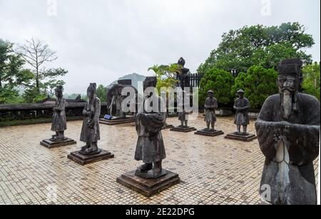 Skulptur Ehrenwache der Steinbodyguards Mandarinen Elefanten und Pferde Khai Dinh Königliches Grab in Hue, Vietnam Stockfoto
