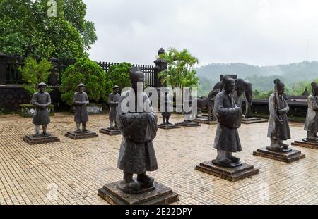 Skulptur Ehre Wächter der Steinbodyguards Mandarinen Elefanten und Pferde. Khai Dinh Königliches Grab in Hue, Vietnam Stockfoto