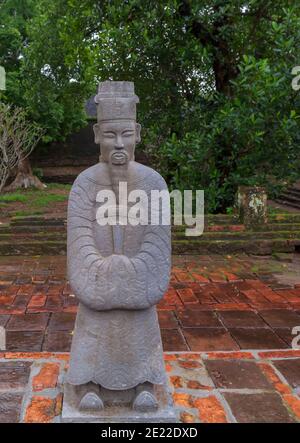 Skulptur auf dem Khai Dinh Königsgrab in Hue, Vietnam. Statuen von Mandarin-Soldaten. Stockfoto