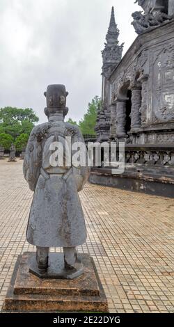 Statuen von Mandarin Soldaten Khai Dinh Königliches Grab in Hue, Vietnam Stockfoto