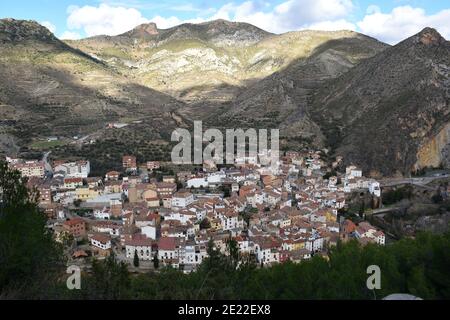 Blick vom Berg auf das Dorf Arnedillo. Arnedillo Dorf, bewölkt und klaren Tag. Stockfoto