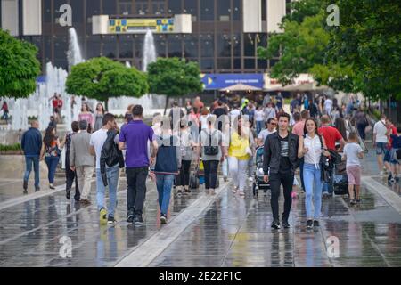 Passanten, Platz vor dem Nationalen Kulturpalast, Bulevard Bulgaria, Sofia, Bulgarien Stockfoto